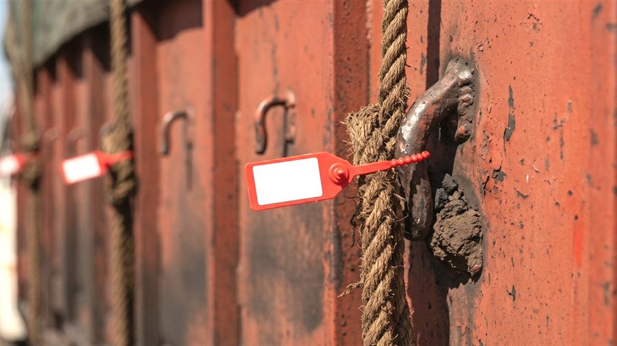 A tie lock in place on the rope